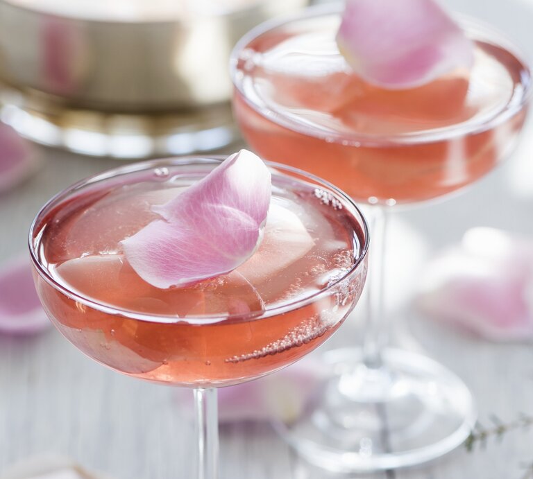 Zwei Champagnergläser mit rosa Sektgelee, in denen essbare Rosenblätter eingeschlossen sind. | © StockFood/Heinze, Winfried