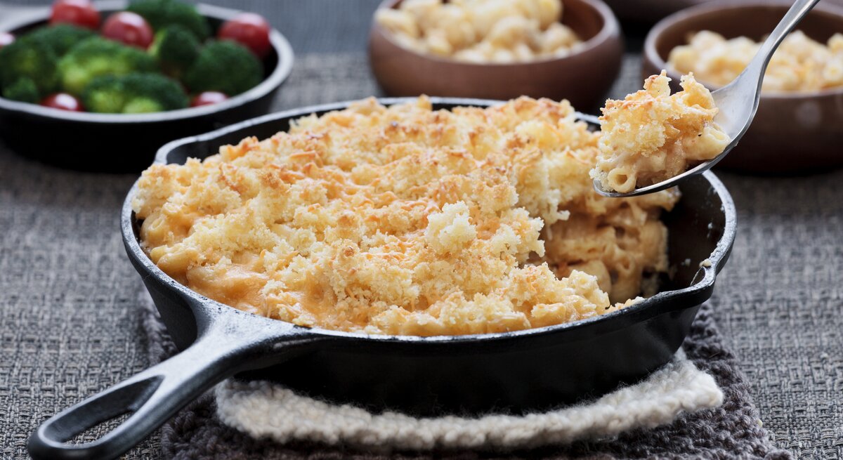 Gusseiserne Pfanne, gefüllt mit typisch amerikanischem Mac and Cheese. 