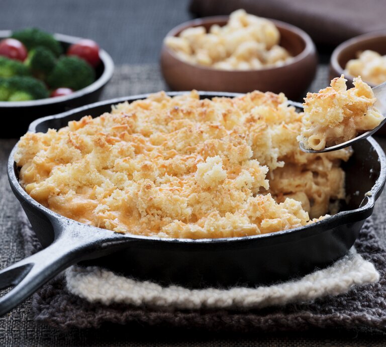 Gusseiserne Pfanne, gefüllt mit typisch amerikanischem Mac and Cheese.  | © iStock/nicolesy