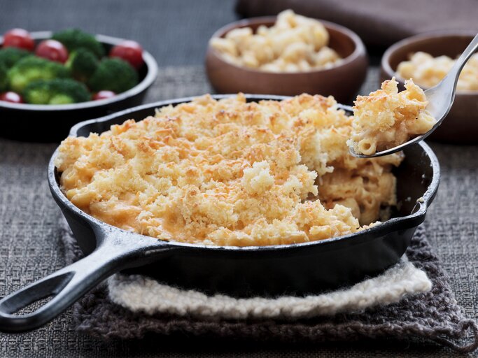 Gusseiserne Pfanne, gefüllt mit typisch amerikanischem Mac and Cheese.  | © iStock/nicolesy