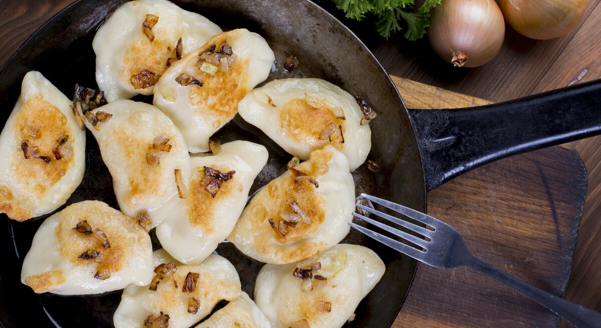 Pierogi in einer Pfanne.