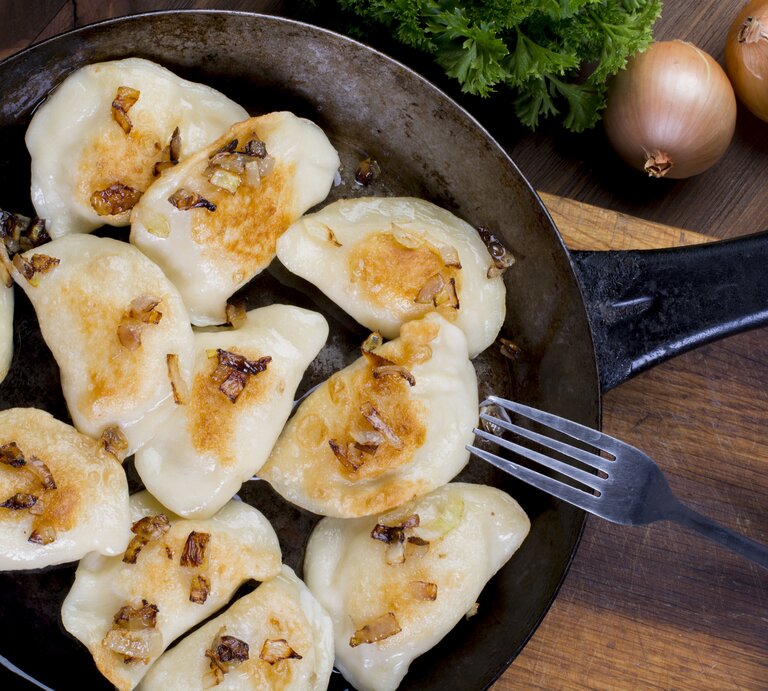 Pierogi in einer Pfanne. | © iStock/wawritto