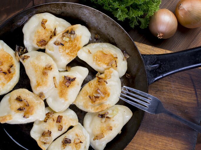 Pierogi in einer Pfanne. | © iStock/wawritto