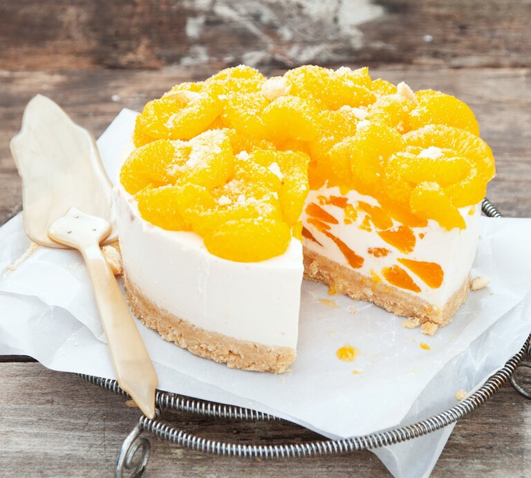 Weiße Sahnetorte mit Mandarinenstücken garniert. | © StockFood / Food Experts Group FEG GmbH