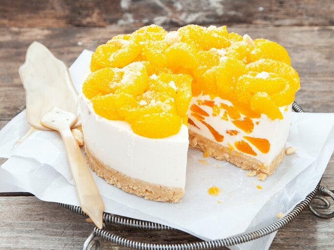 Weiße Sahnetorte mit Mandarinenstücken garniert. | © StockFood / Food Experts Group FEG GmbH