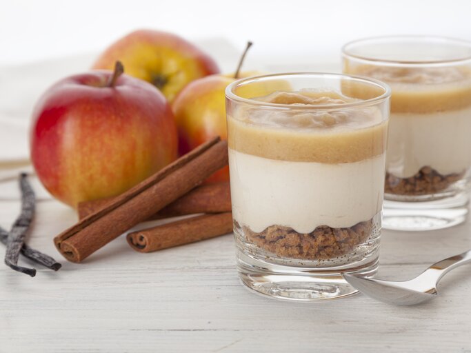 zwei Gläser gefüllt mit einer Mischung aus Creme, Apfel und Kekskrümel. | © shutterstock/Oliver Hoffmann