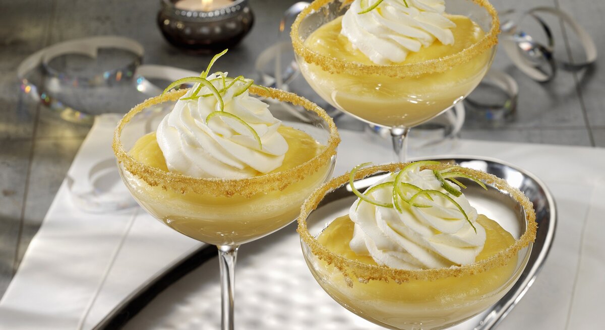 Drei Gläser gefüllt mit Champagnercreme.