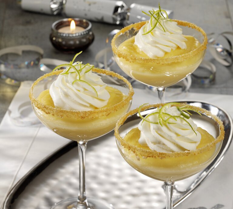 Drei Gläser gefüllt mit Champagnercreme. | © StockFood Studios / Photoart