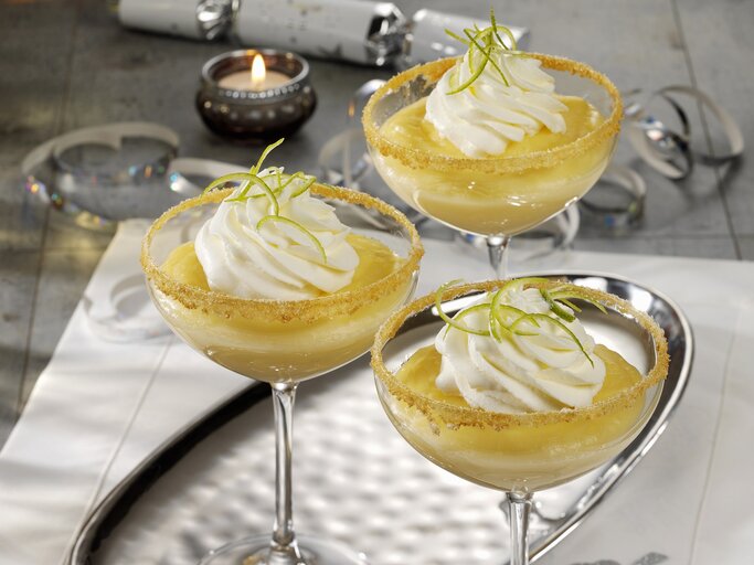 Drei Gläser gefüllt mit Champagnercreme. | © StockFood Studios / Photoart