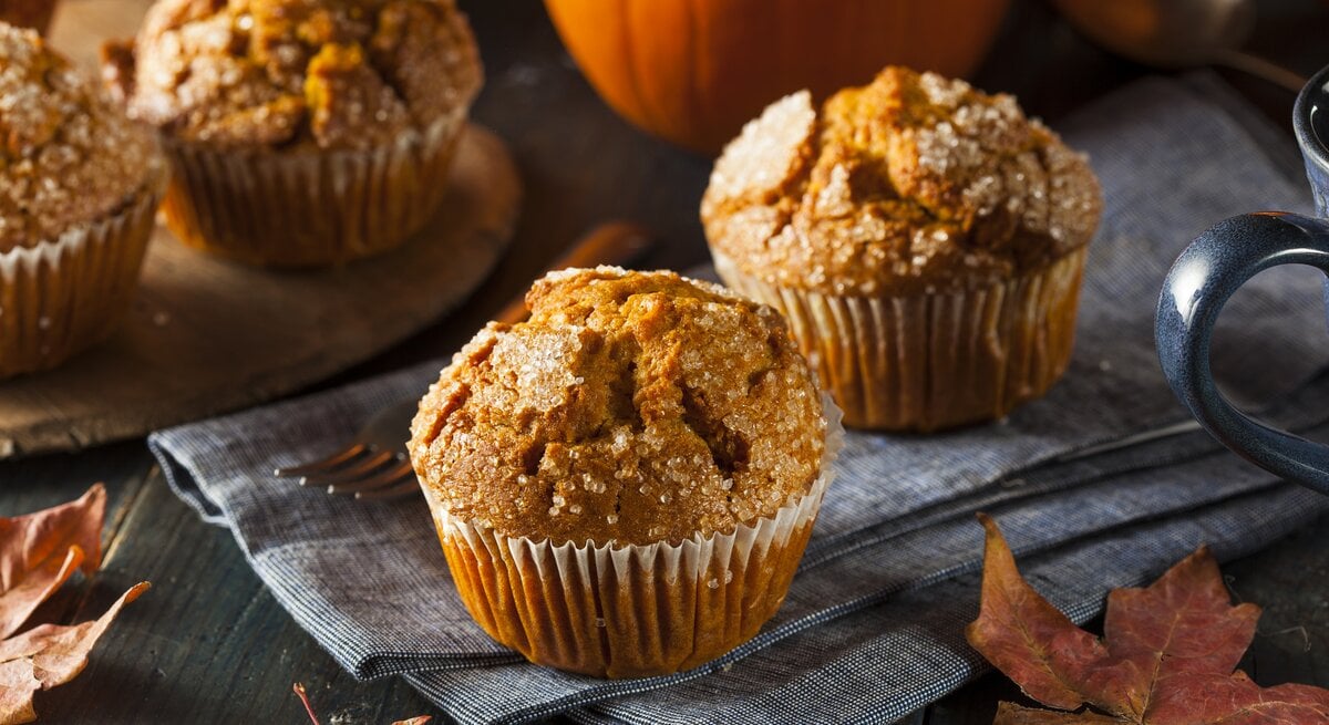 Zwei Kürbismuffins in herbstlichen Ambiente.