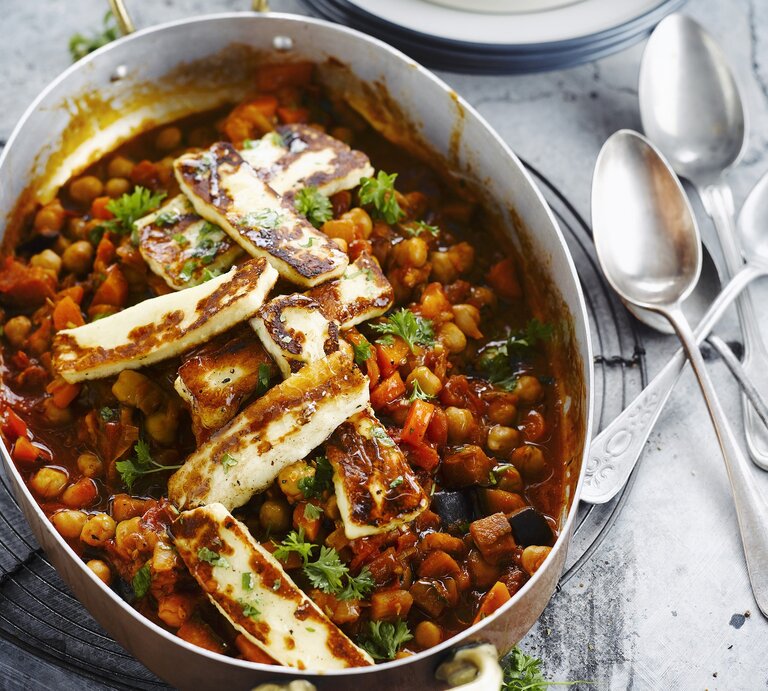 Auflaufform gefüllt mit einem Kichererbsen-Gulasch mit Halloumi. | © Stockfood/Photocuisine / Thys/Supperdelux