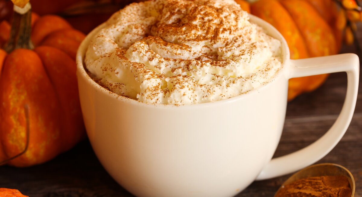 Weiße Tasse gefüllt mit Pumpkin Spice Latte.
