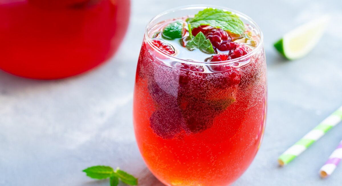 Zwei Gläser mit Berry Spritz vor einem weißen Hintergrund.