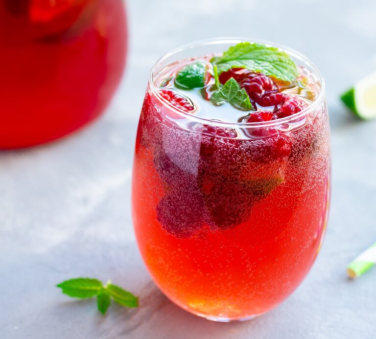 Zwei Gläser mit Berry Spritz vor einem weißen Hintergrund. | © Shutterstock/Vladyslav Rasulov
