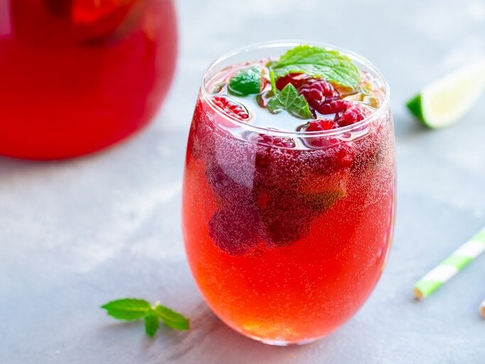 Zwei Gläser mit Berry Spritz vor einem weißen Hintergrund. | © Shutterstock/Vladyslav Rasulov