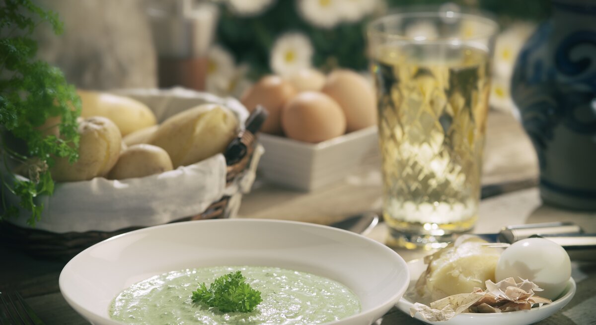 Frankfurter grüne Soße mit Eiern, Kartoffeln und einem Glas Apfelwein.