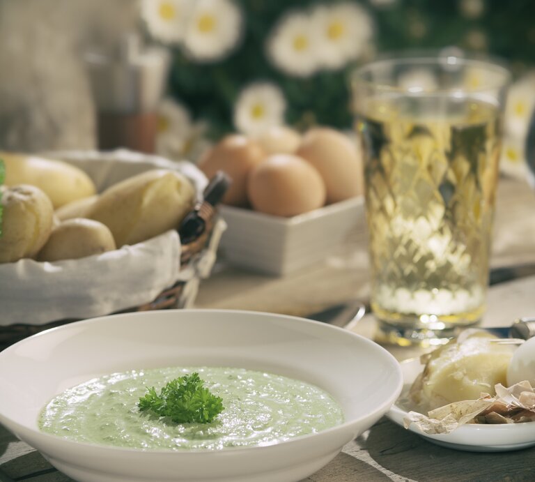 Frankfurter grüne Soße mit Eiern, Kartoffeln und einem Glas Apfelwein. | © iStock/kontrast-fotodesign