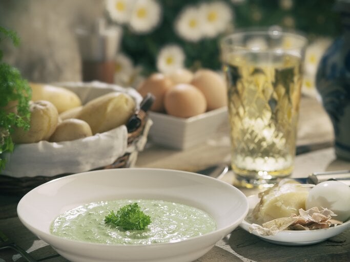 Frankfurter grüne Soße mit Eiern, Kartoffeln und einem Glas Apfelwein. | © iStock/kontrast-fotodesign
