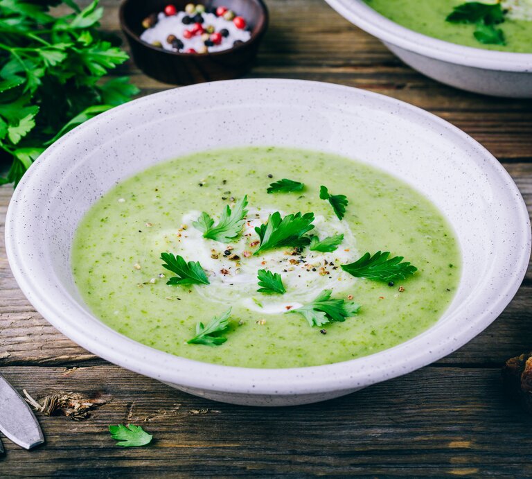 Eine helle, runde Schale gefüllt mit einer cremigen, sahnigen Zucchinisuppe.  | © iStock/Ekaterina Kondratova