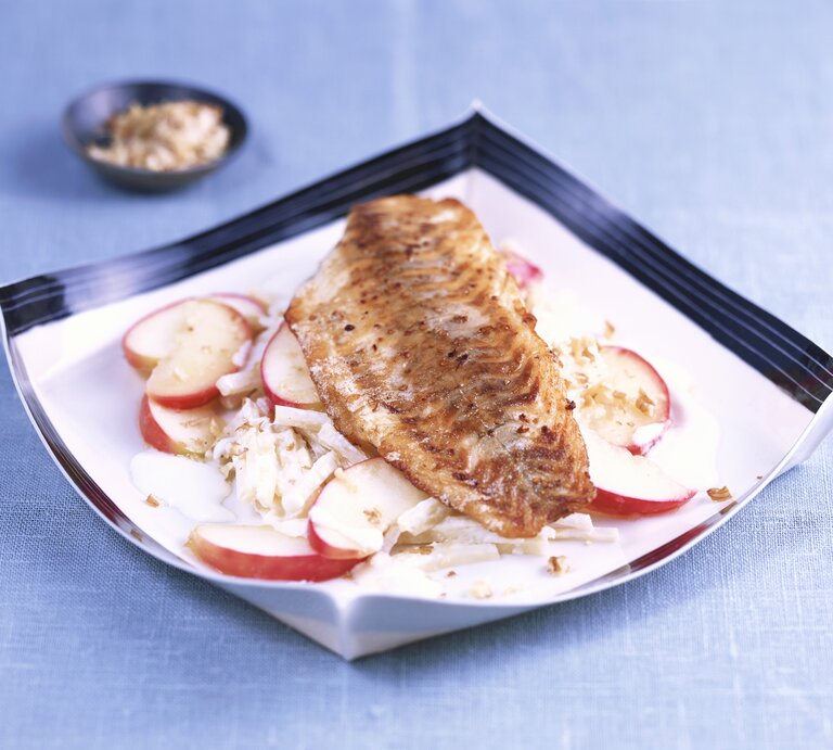 Ein an den Ecken leicht gewölbter , viereckiger Teller mit dem Gericht auf einem grau-blauem Tisch mit einem kleinen Schälchen im Hintergrund. Alles nah und direkt von vorne fotografiert. | © StockFood / Gräfe & Unzer Verlag / Bischof, Harry