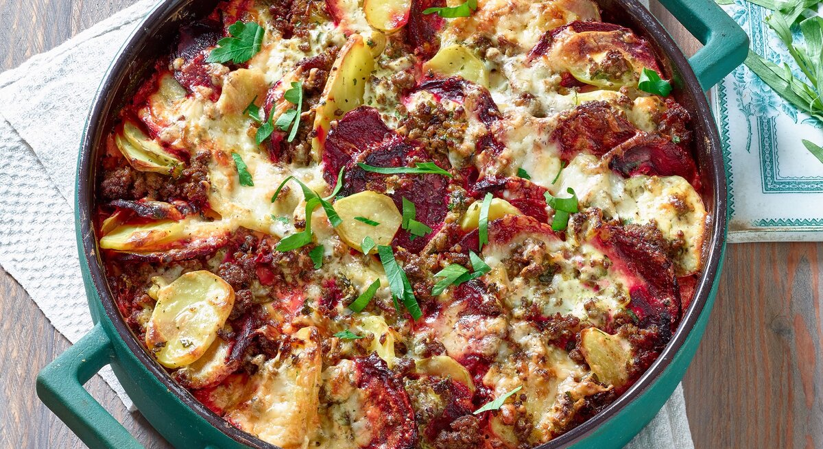 Rote-Bete-Auflauf mit Hackfleisch / runde, ofenfeste Form / Draufsicht