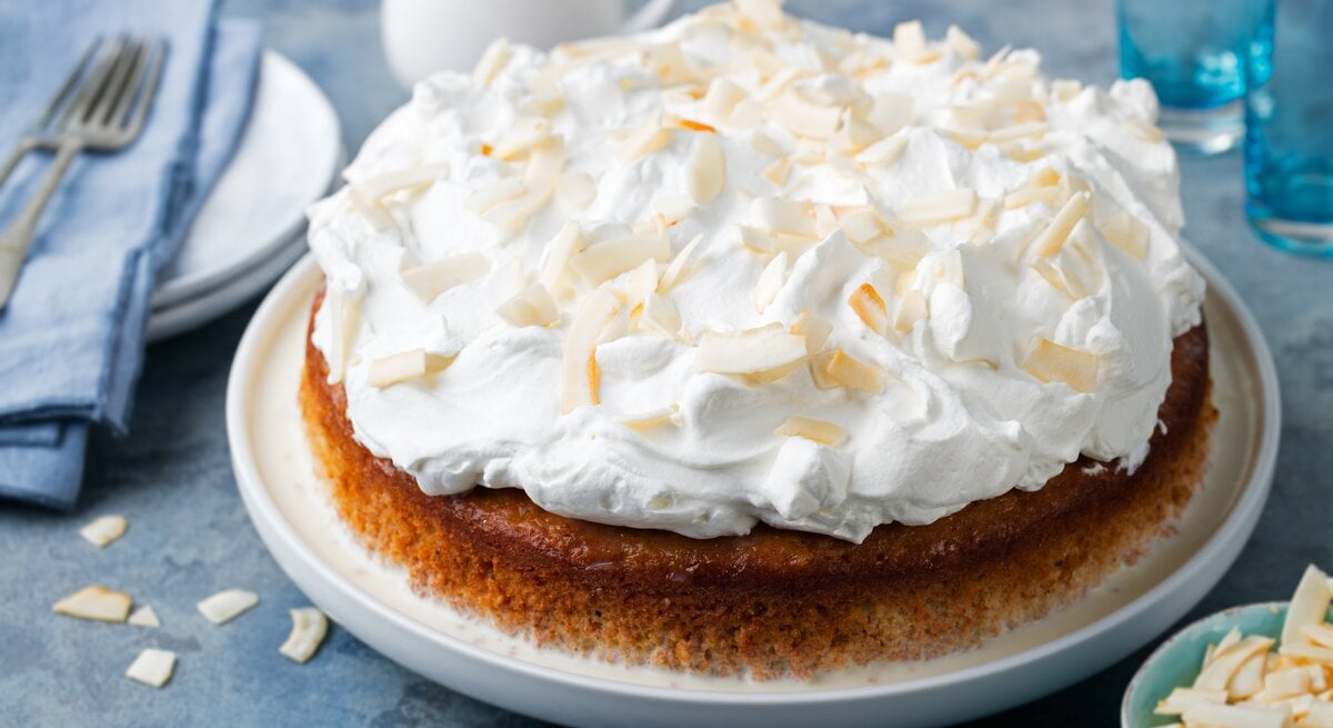 Seitliche Ansicht eines Tres Leches-Kuchen. 