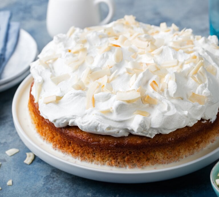 Seitliche Ansicht eines Tres Leches-Kuchen.  | © iStock.com/AnnaPustynnikova