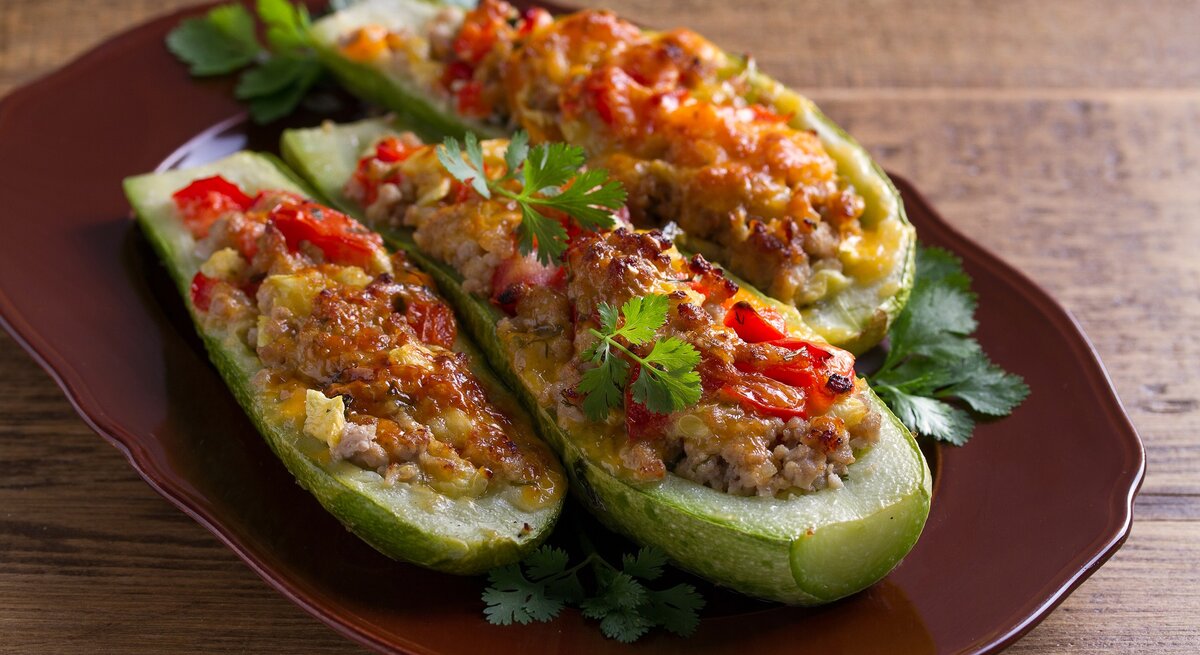 Zwei Zucchinihälften gefüllt mit Hackfleisch