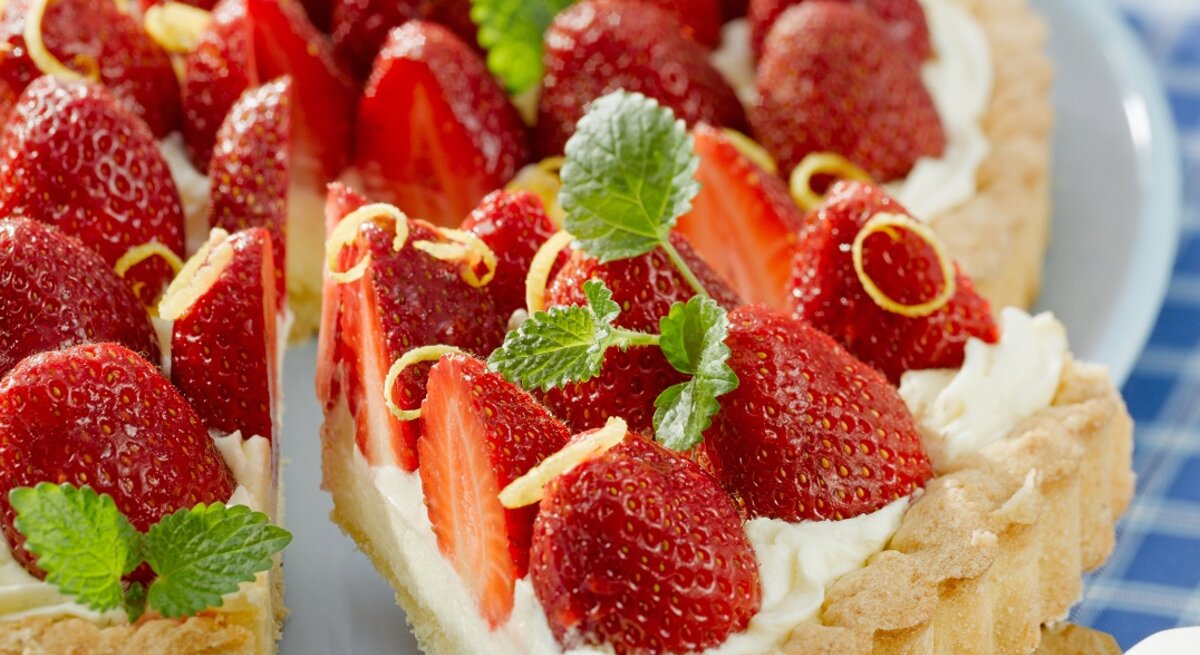 Der Erdbeerkuchen in der Nahaufnahme von schräg oben fotografiert.