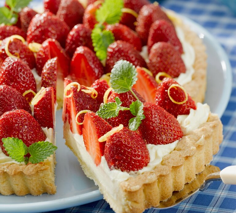 Der Erdbeerkuchen in der Nahaufnahme von schräg oben fotografiert. | © Matthias Liebich