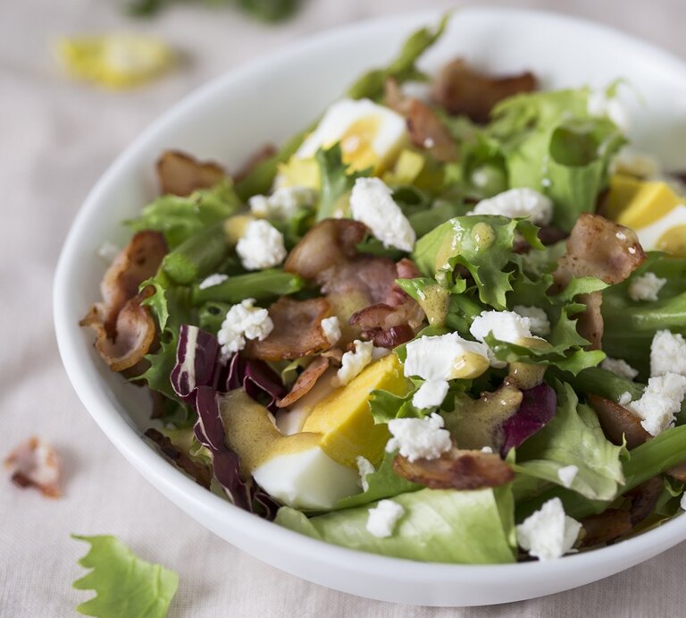 Spargelsalat mit Ei, Speck und Feta auf einem Teller. | © StockFood / Laniak, Malgorzata