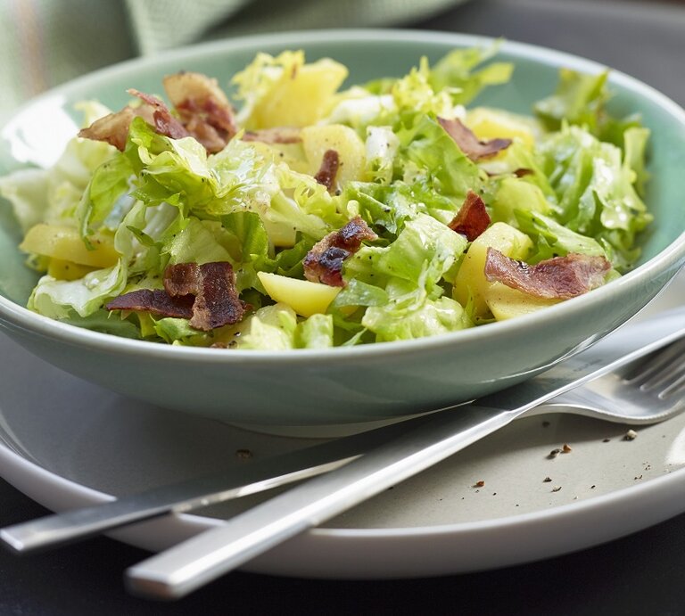 Endiviensalat mit Kartoffeln und Speck  im tiefen Teller mit hohem Rand / Nahaufnahme / Frontal | © StockFood / Arras, Klaus