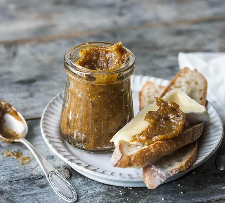 Ein Teller, darauf zwei Scheiben Brot und ein Glas Feigen-Senf-Soße | © Stockfood/seasons.agency / Schardt, Wolfgang