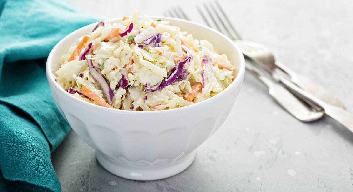 Rundeschale gefüllt mit amerikanischem Krautsalat Cole Slaw in runder Schüssel.