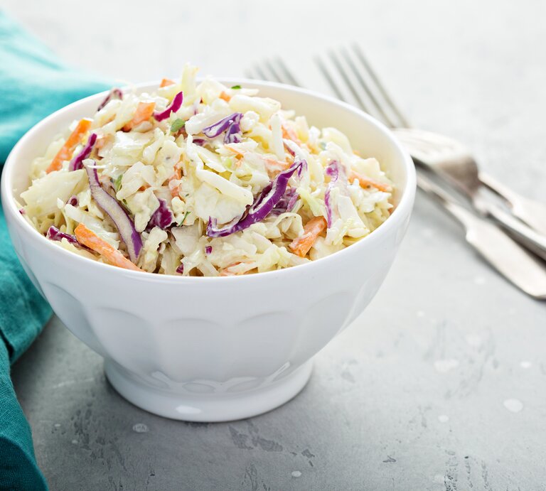 Rundeschale gefüllt mit amerikanischem Krautsalat Cole Slaw in runder Schüssel. | © iStock/VeselovaElena