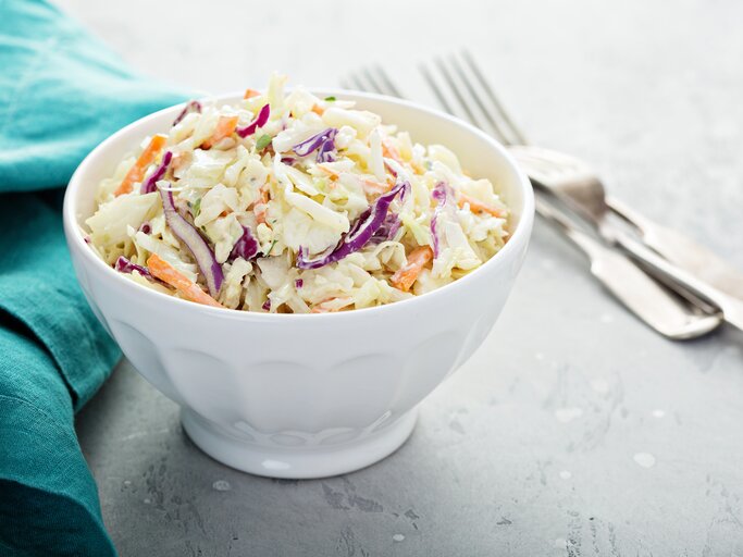 Rundeschale gefüllt mit amerikanischem Krautsalat Cole Slaw in runder Schüssel. | © iStock/VeselovaElena