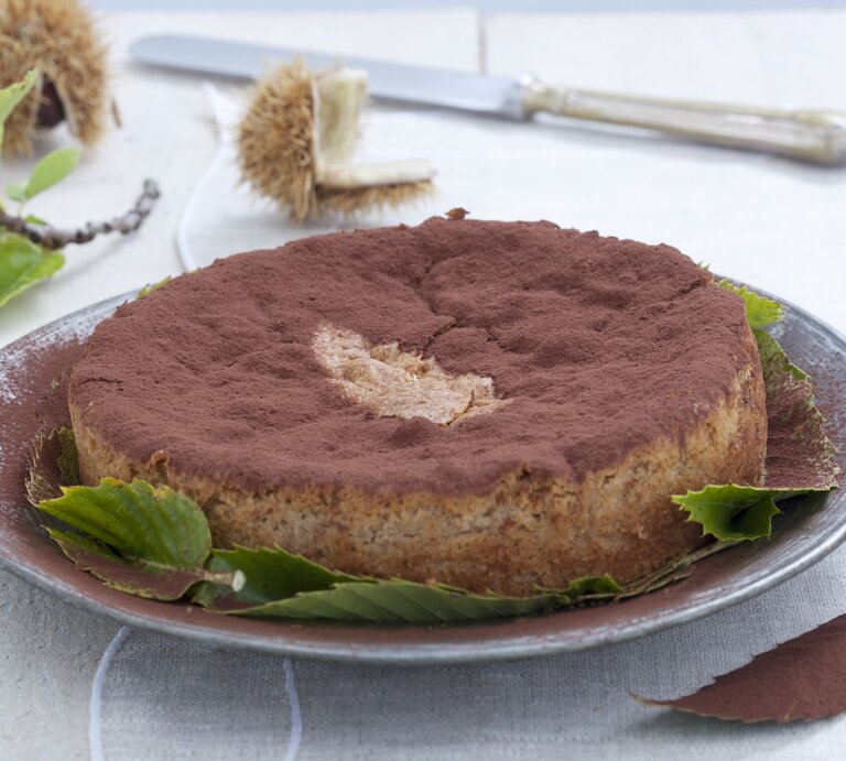 Schräge Draufsicht auf den italienischen Maronenkuchen, der auf einem Tisch steht. | © StockFood / Thelma & Louise