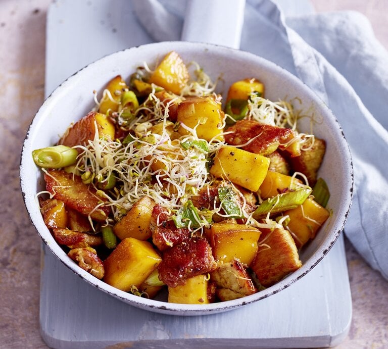 Runde Schüssel / Puten-Pfanne mit Mango, Lauchzwiebeln und Sprossen / Draufsicht / schräg | © Eat Club; Isabell Triemer