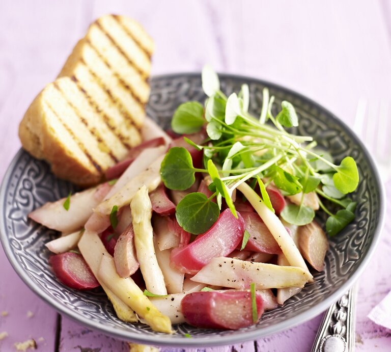 Eine Schale mit dem Salat auf einem fliederfarbenen Holztisch. Alles von schräg oben fotografiert. | © StockFood / Brachat, Oliver