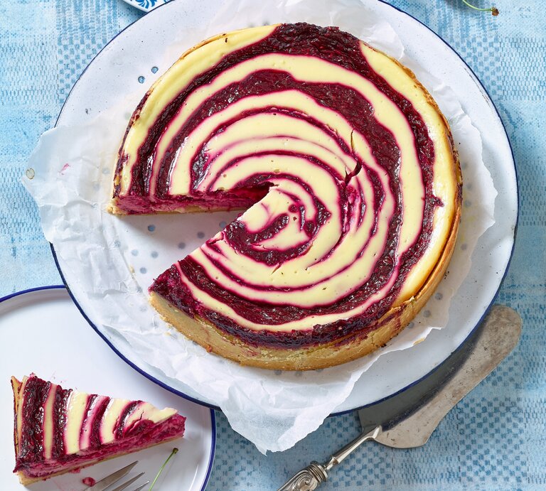 Käsekuchen mit Rote-Grütze-Quirl von oben fotografiert.  | © Matthias Liebich