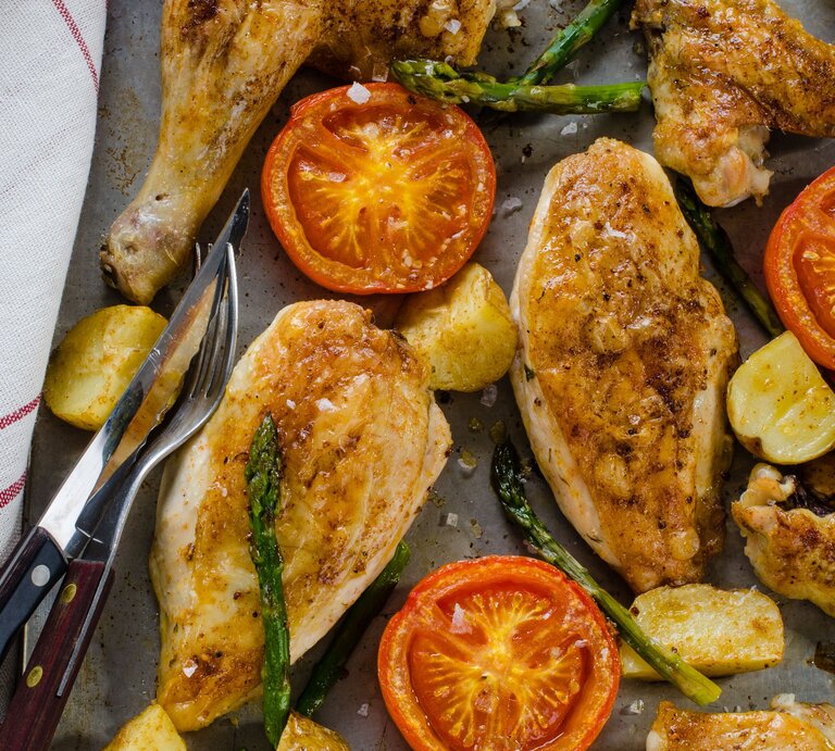 Brathähnchen mit Rhabarberbutter glaziert und Spargel, Kartoffeln, Tomaten Beilage | © Getty Images/iStockphoto/eugena-klykova