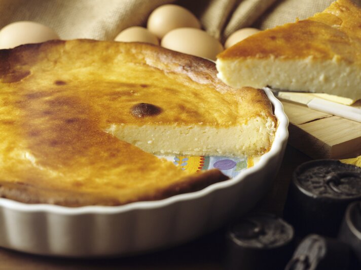 Quarkkuchen in einer Tarteform | © ©istock/Syldavia