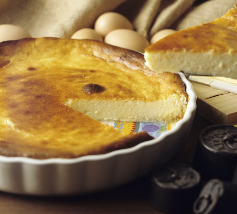 Quarkkuchen in einer Tarteform | © ©istock/Syldavia