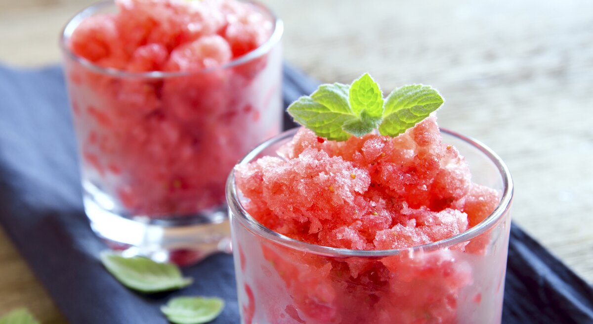 Wassermelone lässt sich einmalig zu Eis verarbeiten. Probiere mal diese erfrischende Wassermelonen-Granita.