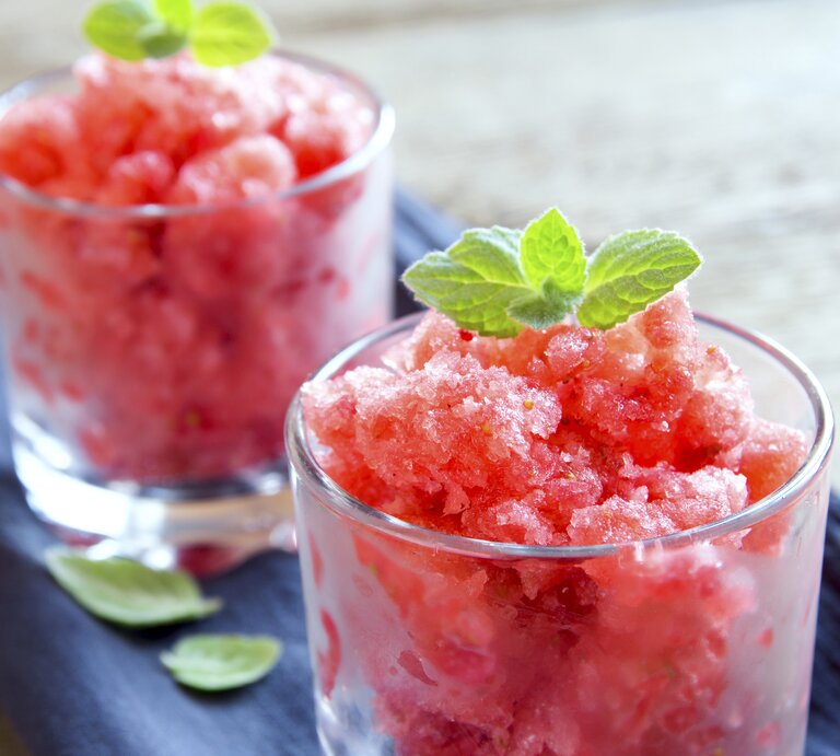 Wassermelone lässt sich einmalig zu Eis verarbeiten. Probiere mal diese erfrischende Wassermelonen-Granita. | © istock/Mizina