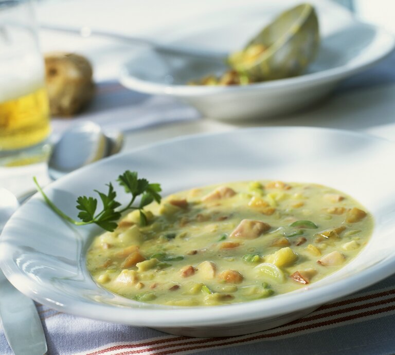 altmodischer Teller gefüllt mit >Erbsensuppe und Würstchen.  | © StockFood / Schardt, Wolfgang 