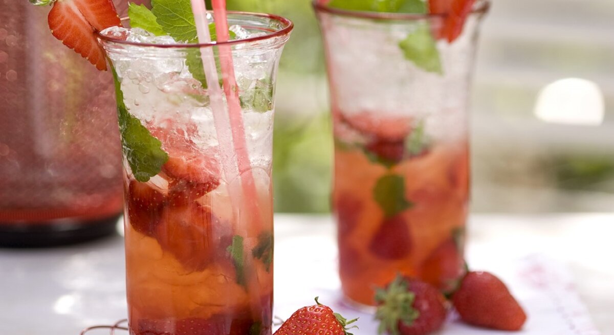 Besonders erfrischend: Unser leckeres Rezept für Erdbeer-Mojito. 
