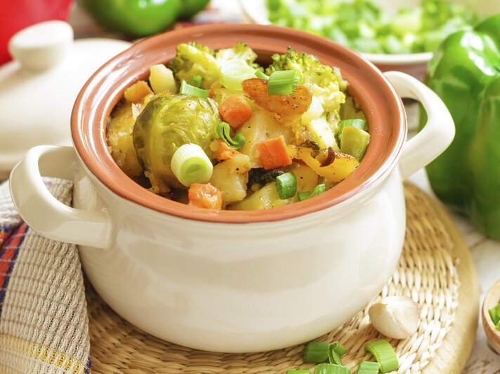 Sättigend und lecker so ein Rosenkohl-Kartoffel-Eintopf.  Vor allem im Herbst sehr beliebt. | © iStock/YelenaYemchuk