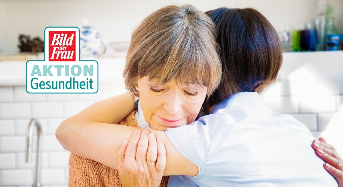 Mutter wird von Tochter getröstet