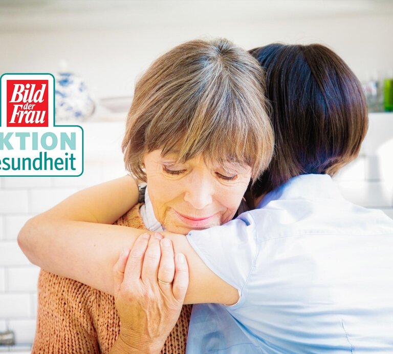 Mutter wird von Tochter getröstet | © iStock/Nicolas McComber [M]